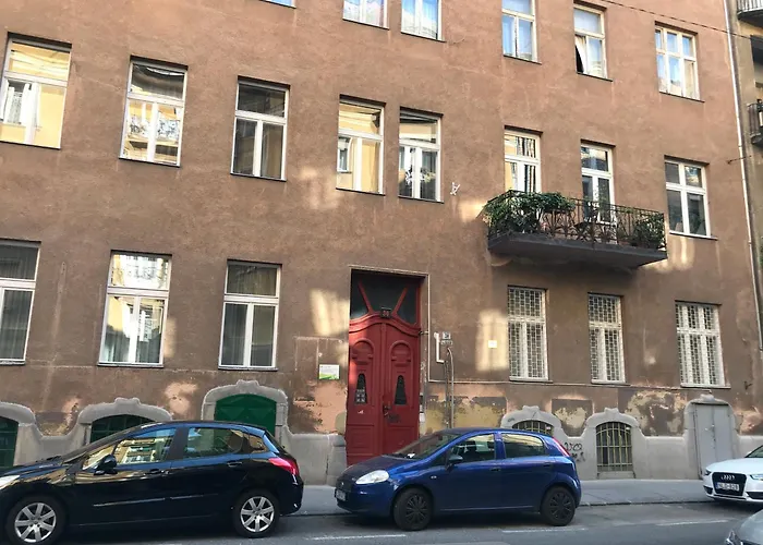 A Lovley Newly Decorated Fully Equipped Apartment Walking Distance To The City Park Where You Will Find The World Famous Szechenyi Thermal Bath Spa, Museums , And The Capital Circus , Ac, Smart Tv, High Speed Internet